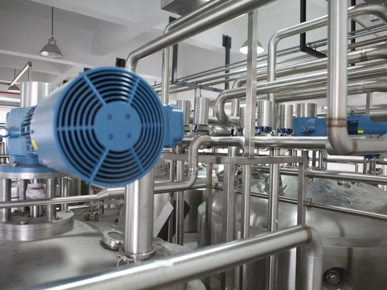 Planta industrial con tuberías y equipos de proceso en acero inoxidable
