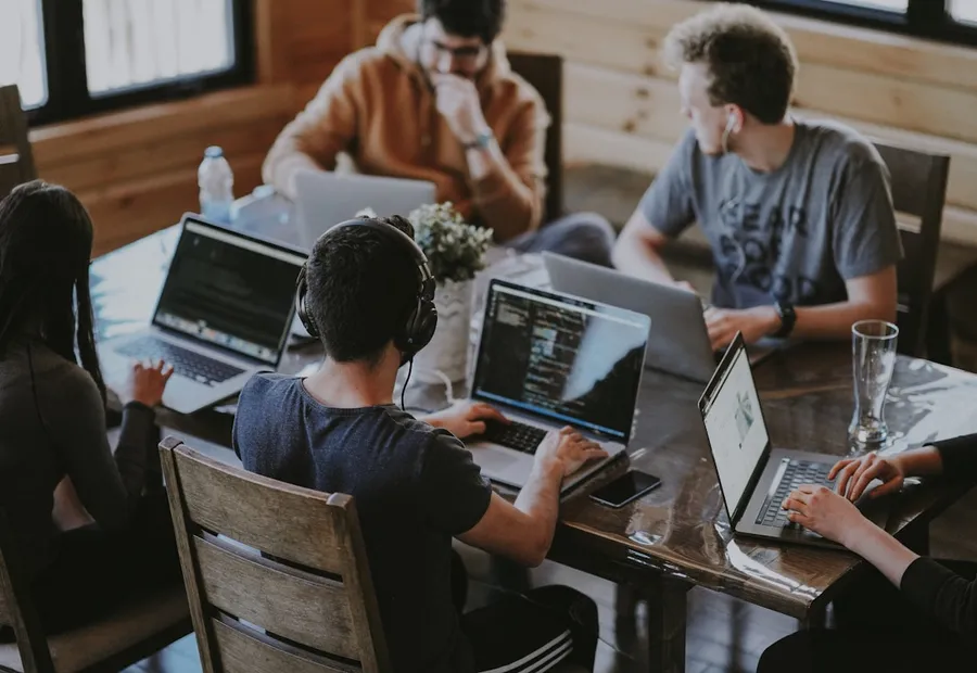 Equipo de trabajo en una reunión de desarrollo organizacional