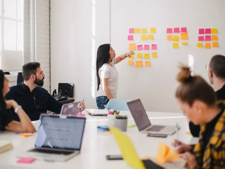Sesión de capacitación con un grupo de colaboradores en una sala de reuniones