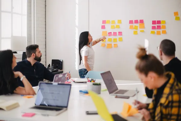 Reunión de un comité de trabajo alrededor de una mesa